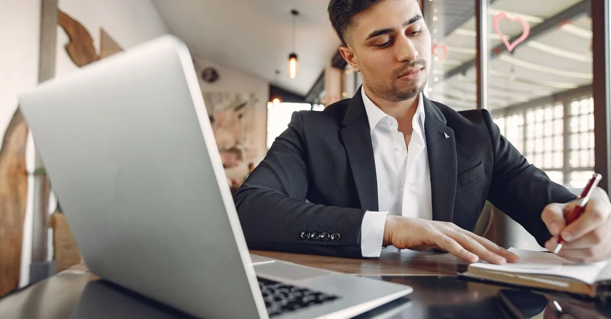 Jeune entrepreneur concentré sur son travail dans un bureau contemporain.